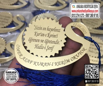 Vav Şeklinde Kuran Okuyor